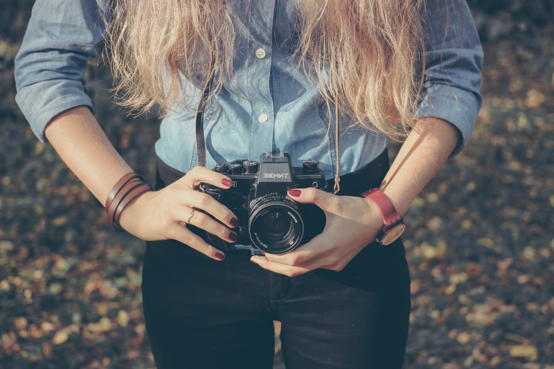 photographe-RIMPLAS-min_hand-person-girl-woman-camera-photography-614-pxhere.com